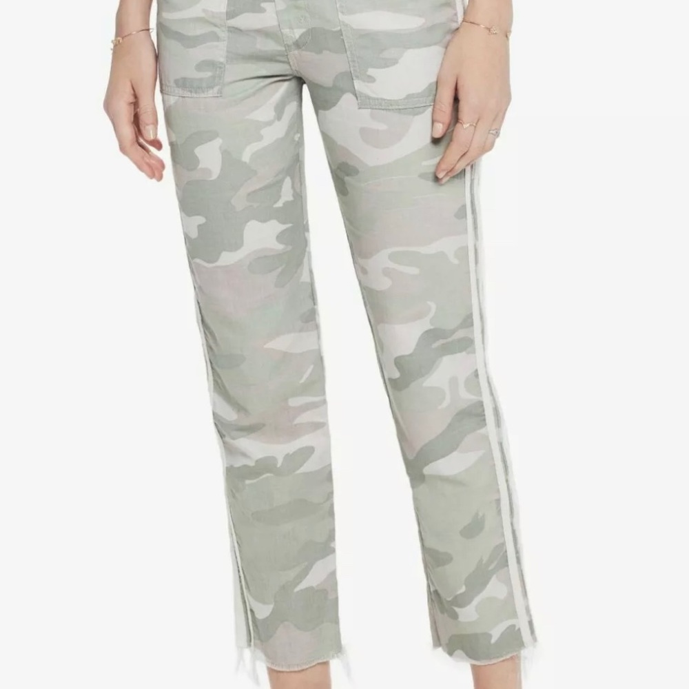 MOTHER The Shaker Chop Crop Fray in Desert Print Pants